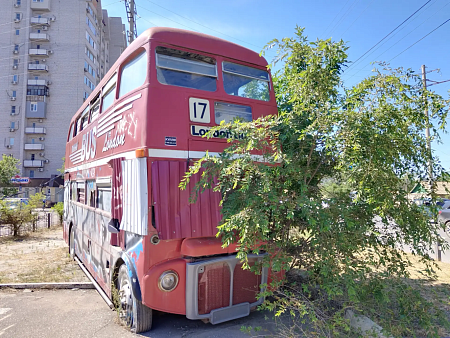 Памятник лондонскому автобусу уберут с астраханской улицы