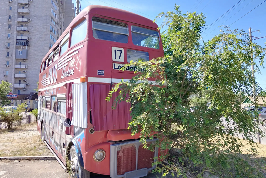 Памятник лондонскому автобусу уберут с астраханской улицы