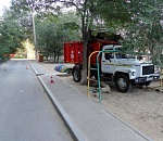 В Астрахани мусоровоз раскурочил детскую площадку во дворе дома 