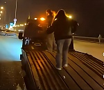 Вирусное видео на эвакуаторе в центре Астрахани довело танцовщиц и водителя до протоколов 