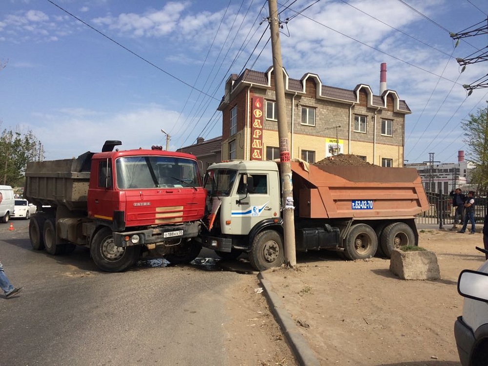 В Астрахани столкнулись два грузовика и легковушка: есть погибший