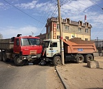 В Астрахани столкнулись два грузовика и легковушка: есть погибший