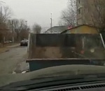 В Астрахани мусорный контейнер стоит прямо посередине дороги (ВИДЕО)