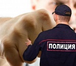 Астраханец в супермаркете зарядил ногой в лицо полицейскому