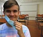 Астраханский минобр объяснил, обязаны ли школьники учиться в масках