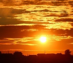 Лиловые облака и персиковое небо: астраханка поделилась яркими фото заката