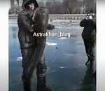 Астраханские рыбаки выловили сома-гиганта с человеческий рост. Видео 