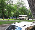 В Астрахани водитель маршрутки сбил фонарь на аллее и уехал. Видео