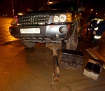 В Астрахани автоледи сшибла светофор и дорожный знак