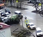 В Астрахани через насыщенный машинами перекресток  пронеслась бетономешалка без тормозов. Видео