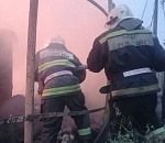 В Ленинском районе Астрахани горит жилой дом