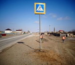 На астраханской трассе иномарка, съехав в кювет, повалила знак