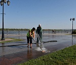 В Астрахани в связи с жарой моют тротуары и увлажняют общественные пространства