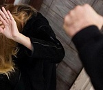 Астраханку избивали и душили на глазах у ребенка