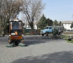 В Астрахани отмывают тротуарную плитку 