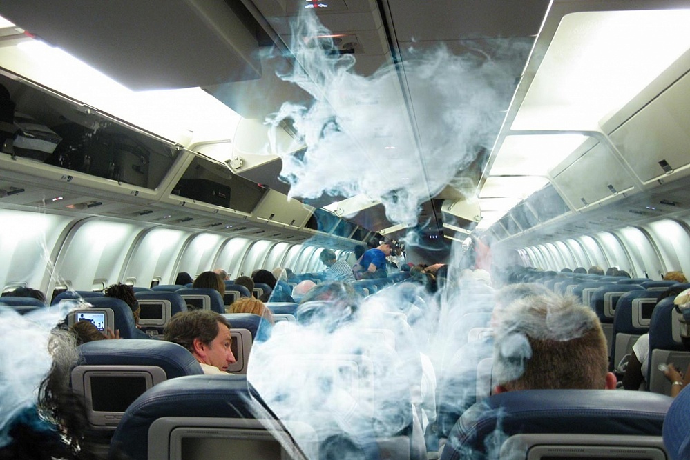Полиция задержала курящую в самолете 18-летнюю астраханку
