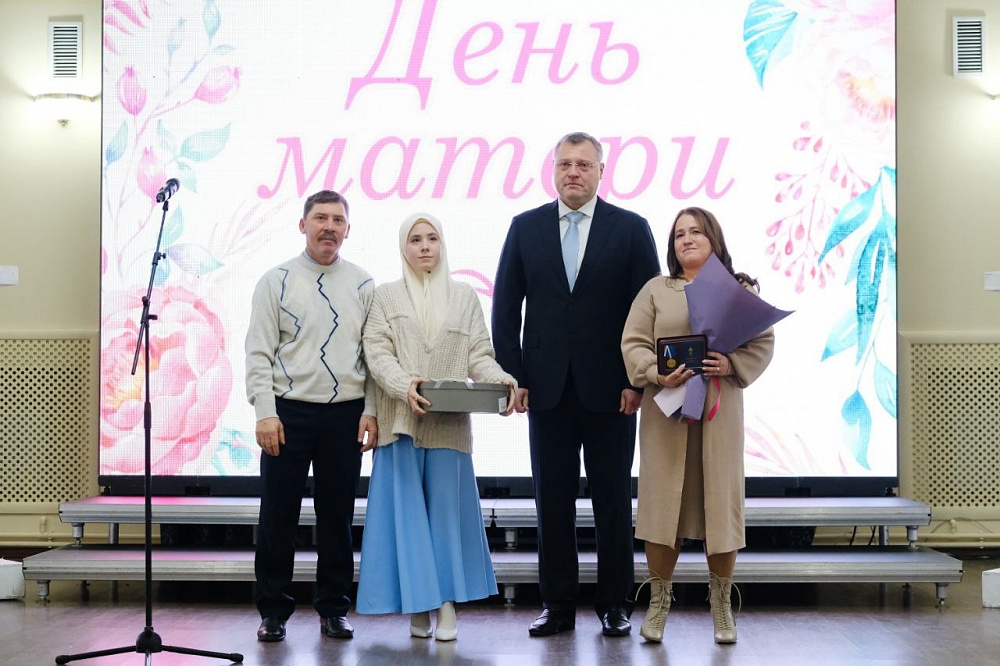 Астраханским многодетным мамам вручили медали "Материнская слава"