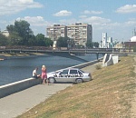 В Астрахани у моста влюбленных машина едва не вылетела в воду