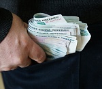 Под Астраханью глава сельсовета фиктивно устроил на работу знакомую и платил ей зарплату просто так