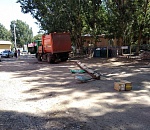 Во дворе дома в Астрахани мусоровоз снёс бетонный столб