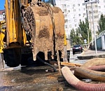 С утра в двух районах Астрахани ликвидируются две крупные аварии на сети холодного водоснабжения