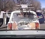 В Астрахани принципиальные водители подрались на дороге: видео