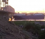 В Астрахани под Старым мостом застрял грузопассажирский паром