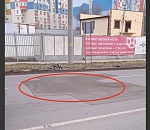 На улице Звездной просел асфальт, назревает еще одна загадка дыры