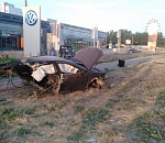Подробности сумасшедшей аварии в Астрахани, в которой от машины ничего не осталось