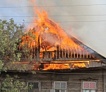 В Астрахани произошли два крупных пожара: сгорели икорный плавзавод и жилой дом