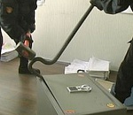 Сотрудники наркоконтроля обокрали астраханца, устроив несанкционированный обыск