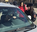 Дорожные полицейские дарили астраханским автоледи абонементы в спортзал