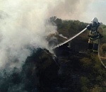 Восточнее Астрахани  в степи сгорели прицеп и рулоны сена