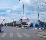 В Астрахани засняли водителя черного бумера, для которого не существует светофоров: видео