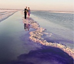 Молодожёны из Волгограда ради фотосессии раскрасили Баскунчак