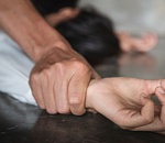 Молодую астраханку изнасиловали в квартире на Куликова