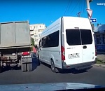 Видео дня: в Астрахани водитель маршрутки предотвратил трагедию с пешеходами