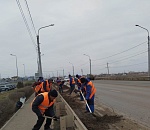 Власти Астрахани объяснили, почему вдоль городских дорог копится столько грязи 