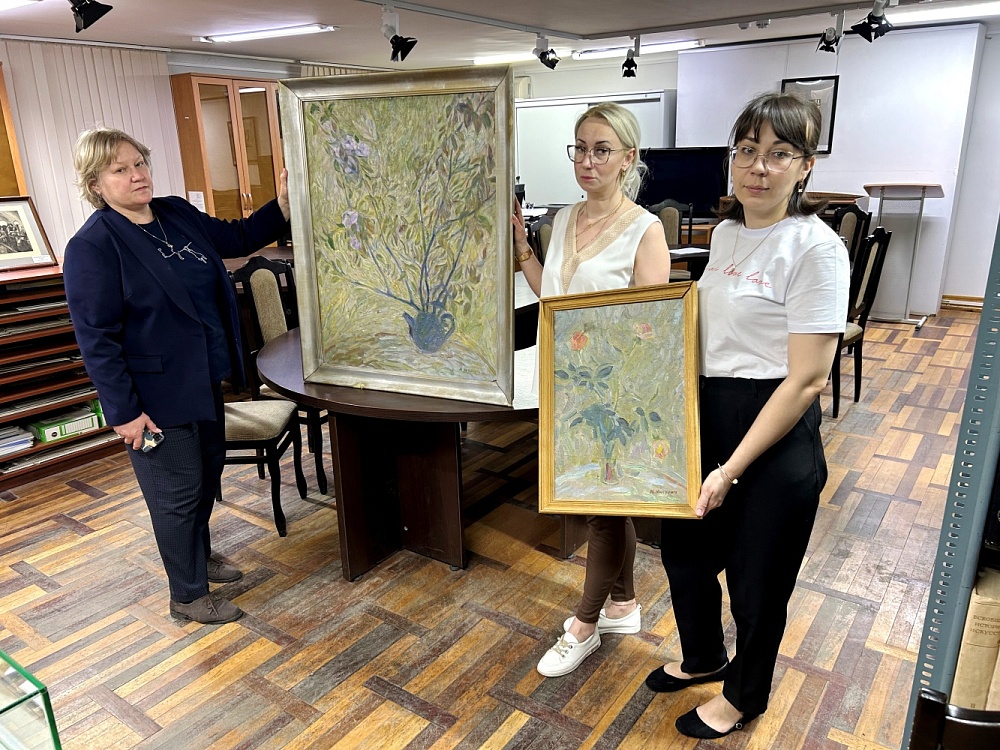 Картины Мая Митурича передали в дар астраханской Догадинке