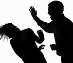 В Астрахани администратор отеля выбежала на дорогу и пыталась спастись от агрессивного постояльца