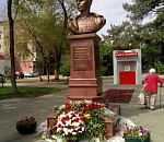 В Астрахани открыли памятник легендарному летчику Скоморохову