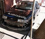 По вине эвакуатора в Астрахани произошла серьёзная авария: машину вынесло на тротуар