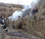 В Астраханской области вторые сутки горит сено
