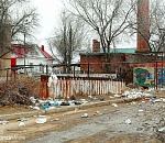 Возле астраханской школы устроили настоящий свинарник