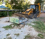 Астраханские власти и УК повсеместно убирают железобетонные плиты на детских площадках