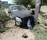 В Астрахани пожилой водитель, врезавшийся в дерево, получил перелом позвоночника