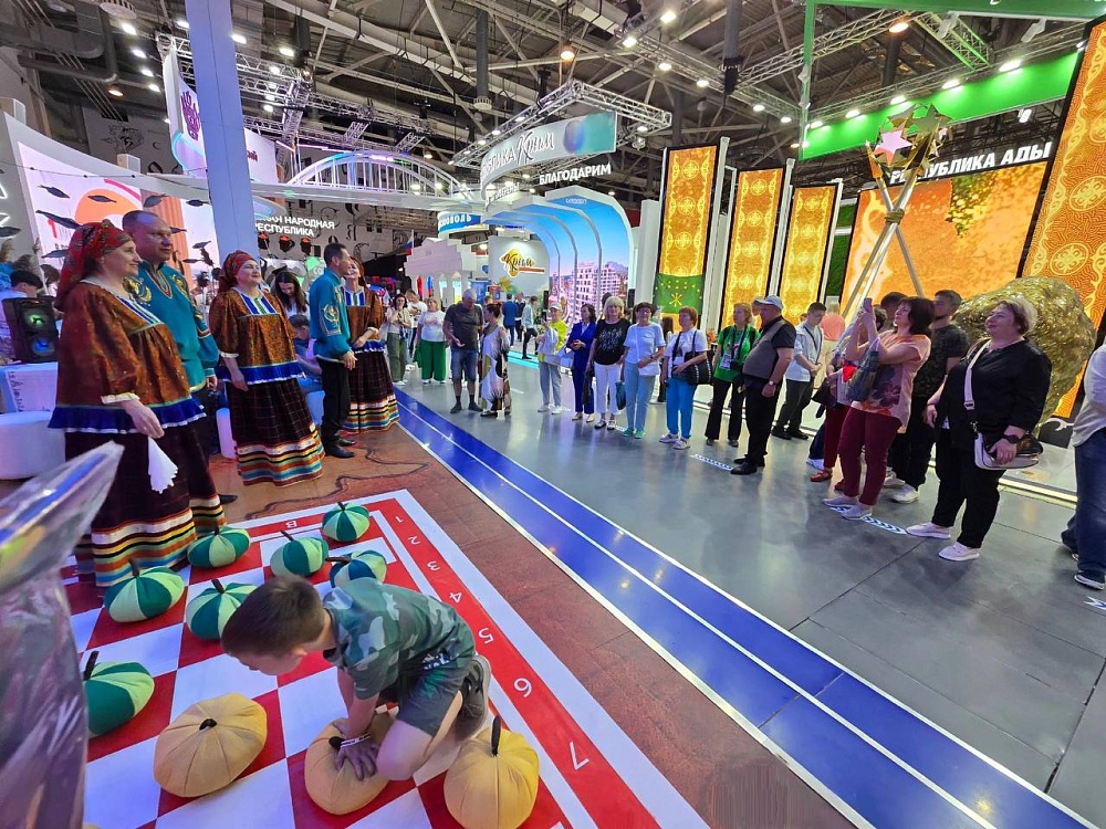 Ноу-хау от астраханцев: на ВДНХ сыграли в гигантские шашки с фигурами арбуза и тыквы