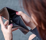 В Астрахани сотруднице рыбной фирмы несколько месяцев не платили зарплату