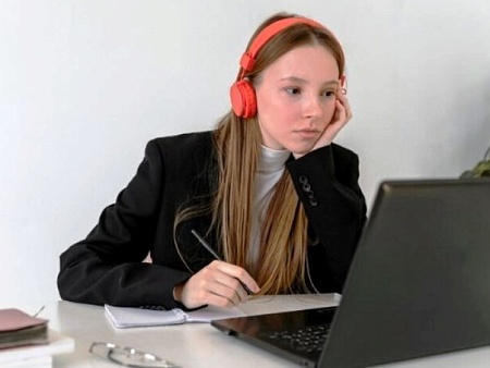 В России названа самая востребованная вакансия для подростков. И это не курьер