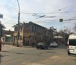 В Астрахани снесли опасный дом, угрожавший прохожим